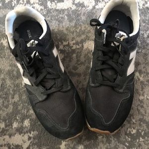 New balance tennis shoes